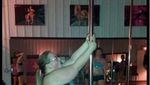 Punya Tubuh Ukuran Plus Tak Halangi Wanita Ini Jadi Pole Dancer