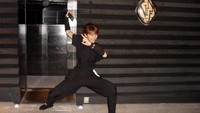 Ninja Akasa adalah restoran bergaya era Shogun Jepang yang unik. Pada saat memasuki restoran ini, para tamu pertama kali akan melewati pintu hitam yang mengarah kepada koridor seperti gua. Kemudian para tamu akan disambut oleh seorang Ninja dan akan diberikan sebuah password rahasia. Makanannya disajikan langsung oleh pelayan berseragam ninja. (Foto: Istimewa)