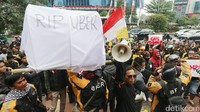 Dalam aksi ini mereka kompak memakai jaket Uber.