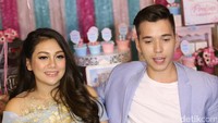  Artis Celine Evangelista dan suaminya Stefan William saat merayakan Baby Shower di Kawasan Kemang, Jakarta, Minggu, (20/08/2017). Pool/Palevi S/detikFoto.