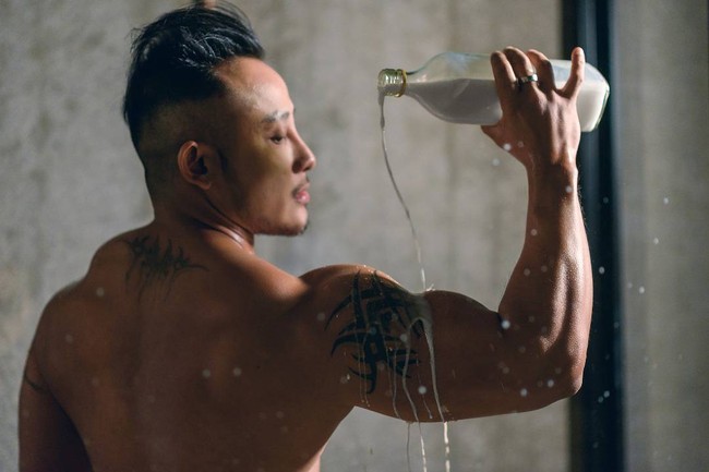 Sejak 2008 ia telah mengonsumsi steroid yakni senyawa organik yang terbuat dari turunan lemak untuk membuatnya terlihat lebih maskulin dan membangun otot-otot tubuh. Foto: Dok. Instagram el_lye_ipoh