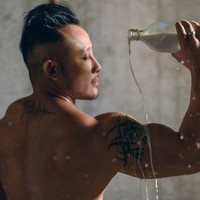 Sejak 2008 ia telah mengonsumsi steroid yakni senyawa organik yang terbuat dari turunan lemak untuk membuatnya terlihat lebih maskulin dan membangun otot-otot tubuh. Foto: Dok. Instagram el_lye_ipoh