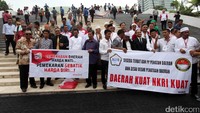 Warga membentangkan spanduk permohonan pemekaran daerah usai bertemu dengan Oesman Sapta.