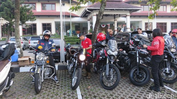 Ananda Omesh dkk Touring Santai Menuju Bali