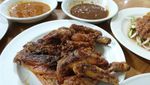 Nyamm! Ayam Bakar yang Manis Empuk dengan Cocolan Sambal Ada di Sini