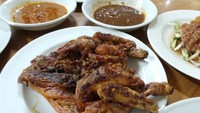 Kalau yang ini ayam bakar taliwang legendaris. Sudah puluhan tahun Ayam Bakar Taliwang Bersaudara menyajikan ayam bakar bumbu merah oranye beraroma gurih. Nyamm! Foto: dok.detikFood/Istimewa