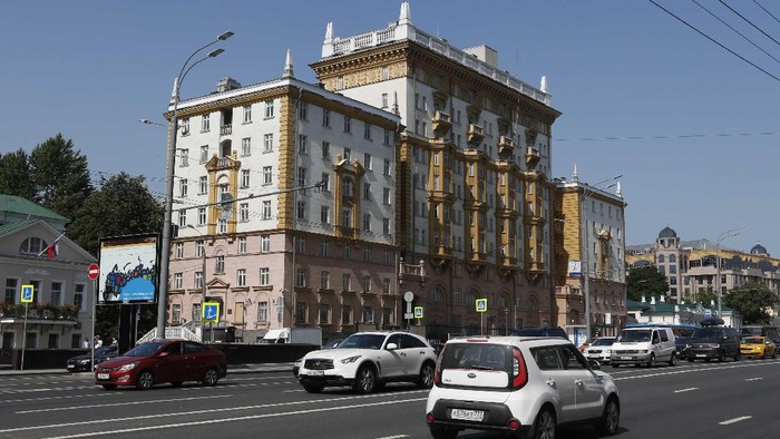 Vehicles drive past the embassy of the U.S. in Moscow, Russia August 21, 2017. REUTERS/Grigory Dukor