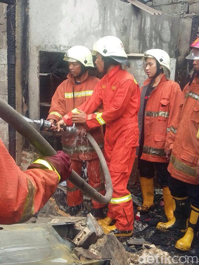 Tabung Gas Bocor, 5 Rumah Petak Terbakar di Duren Sawit