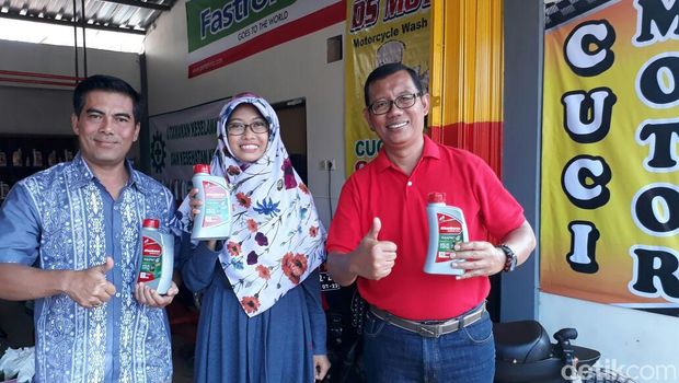 Anak-anak SMK Buka Bengkel Motor