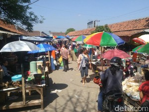 Pedagang Pasar Kaliwungu Kendal Dirikan Kios Darurat