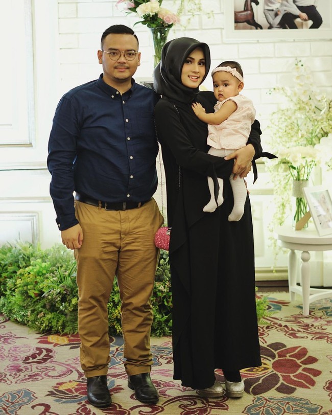 Riski Putri Malida hadir bersama suami dan anak memakai busana serba hitam termasuk kerudungnya. Gaun hitam cocok dipakai acara malam hari. Foto: Dok. Instagram
