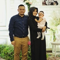 Riski Putri Malida hadir bersama suami dan anak memakai busana serba hitam termasuk kerudungnya. Gaun hitam cocok dipakai acara malam hari. Foto: Dok. Instagram