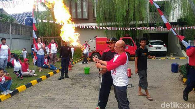 Api yang menyala dari selang tak akan membuat tabung gas meledak. Segera cabut regulator saat api menyala atau sudah tercium bau gas bocor