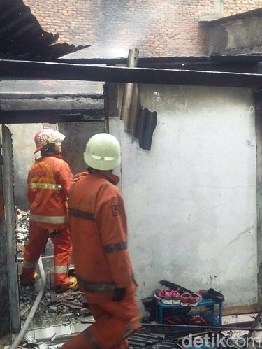 Petugas memadamkan api di Duren Sawit, Jakarta Timur