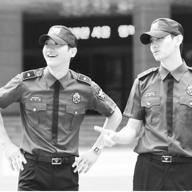 Choi Siwon saat berseragam polisi dan bertugas di lapangan. Tampan! Foto: Instagram/siwonchoi