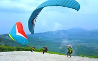 Pengunjung bisa melihat atraksi para atlet paralayang yang sedang latihan (Chuk S Widarsha/detikTravel)