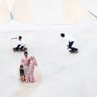 Tak seperti pasangan lain pada umumnya, Vina Marwan dan suaminya Ikhzreen Husin memilih melakukan serangkaian foto pernikahan yang mengagumkan sambil bermain longboard di arena skate park. Foto: Dok. Instagram