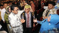 Oesman Sapta menyambut kedatangan ratusan warga yang tergabung dalam Forum Komunikasi Nasional PP-DOB.