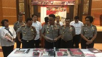 Yang bersangkutan menggunakan WiFi secara ilegal agar dapat menggunakan Facebook. Melakukan ujaran kebencian, kata Kapolda Sumut Irjen Paulus Waterpauw di Mapolda Sumut, Senin (21/8/2017). (Foto: Jefris Santama/detikcom)