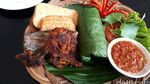 Nyamm! Ayam Bakar yang Manis Empuk dengan Cocolan Sambal Ada di Sini