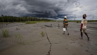 Mereka akan berhari-hari jauh dari rumah untuk mencari serbuk-serbuk logam mulia itu. Ulet Ifansasti/Getty Images.