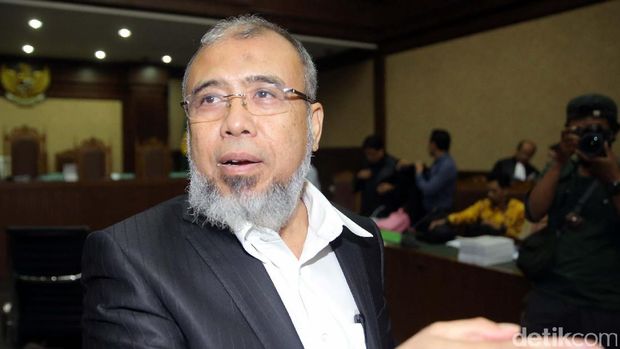 Eks hakim konstitusi Patrialis Akbar membacakan pleidoi di PN Tipikor Jakarta. Patrialis Akbar menyebut tuntutan jaksa 12,5 tahun terhadap dirinya penuh asumsi dan berlebihan.
