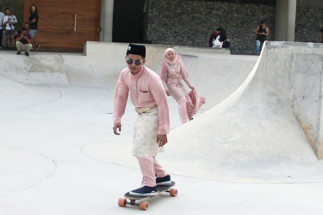 Foto: Dengan mengenakan gaun pernikahan berwarna pink, Vina tampil memukau menunjukkan kemampuannya bermain longboarding Dok. Instagram