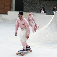 Foto: Dengan mengenakan gaun pernikahan berwarna pink, Vina tampil memukau menunjukkan kemampuannya bermain longboarding Dok. Instagram