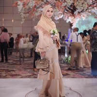 Serupa dengan adiknya Joyagh, Ellend Muzakky juga turut hadir memakai gaun berpotongan draperi yang memiliki sematan kristal sehingga tampak glamour. Foto: Dok. Instagram