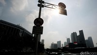 Rambu pelarangan motor telah dipasang saat akan memasuki kawasan jalan Jenderal Sudirman, Jakarta Pusat, Senin (21/08/2017).