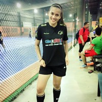 Pemilik nama lengkap Nur Izwani Azman ini juga pelatih futsal di Academia de Futsal, Malaysia. Foto: Instagram/niena_azmann