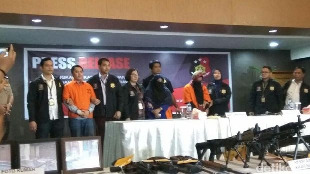 Anniesa tampil bercadar saat dipajang polisi. Dia tidak kuasa menahan tangisnya.