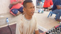 Menurut pengalaman Tulus salah seorang penjual batu bacan di Pulau Bacan, menurunnya tren batu Bacan ini disebabkan karena adanya banyak pemain yang menjual batu berdasarkan spekulasi. Mereka asal saja menjual batu dan tidak memperhatikan kualitas dari batu tersebut (Wahyu Setyo/detikTravel)