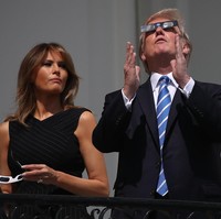 Gaun ini tampak stylish dengan bagian lengan menyilang, dan aplikasi lipit pada roknya. Foto: Dok. Getty Images