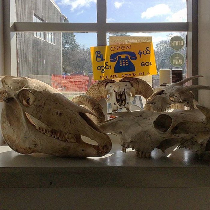 Aneh, Toko Ini Jual Barang Bertema Kematian