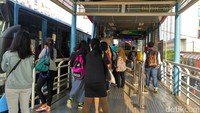 Waktu tempuh dari Blok M sampai Harmoni sekitar 30-45 menit. Kecuali ada keadaan yang menyebabkan waktu tempuh menjadi lebih lama.
