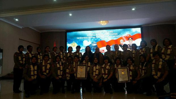 Penghargaan diberikan atas pencapaian tim ekspedisi Puncak Cartenzs Polwan.