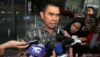 Anton memberikan keterangan pers sebelum meninggalkan gedung KPK.