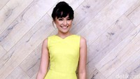 Ia tampil dengan dress kuning. Pool/Noel/detikFoto.