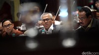 Khusus soal rapat konsultasi, Mahkamah Konstitusi (MK) mengabulkan sebagian permohonan KPU terkait kewajiban konsultasi dengan DPR. Dalam putusannya, hasil konsultasi DPR tidak wajib mengikat secara hukum.