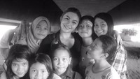 Ia pun mengunggah foto kegiatan belajar mengajarnya di kolong jembatan Rawamangun. Dok. Instagram/arieltatum