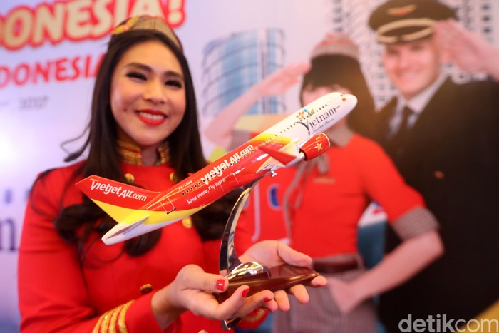Menteri Perhubungan Budi Karya Sumadi hari ini meresmikan penerbangan langsung Jakarta-Ho Chi Minh City oleh maskapai asal Vietnam, VietJet Air. Maskapai yang terkenal akan pramugari berbikini tersebut akan melayani penerbangan langsung Jakarta-Ho Chi Minh City pada 20 Desember 2017 mendatang.