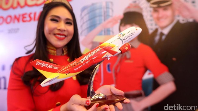 Terbang ke RI, Pramugari VietJet Dilarang Pakai BIkini