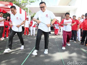 Bupati Anas Adu Egrang Bathok Lawan Karyawan Saat Lomba Agustusan