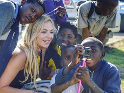 Suka Piknik Sendirian, Blogger Seksi Ini Kesal Dicurigai