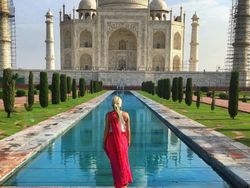 Suka Piknik Sendirian, Blogger Seksi Ini Kesal Dicurigai