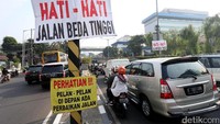 Pengumuman agar pengendara berhati-hati saat masuk terowongan karena adanya perbaikan jalan.