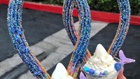 Inilah kreasi paling trendy dari  The Loop Handcrafted Churros , Mermaid Chilled Loop Churros. Lingkaran churros dilapisi gula biru dan dilengkapi dengan permen biru ungu dan ‘ekor’ putri duyung. Nyam!Foto: Istimewa