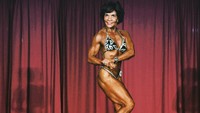 Josefina Monasterio tak mau menyerah oleh umur. Di usianya yang sudah 71 tahun, ia masih aktif sebagai bodybuilder wanita di Florida, Amerika Serikat. Terlahir sebagai wanita berdarah latino memang sempat membuatnya dipandang sebelah mata. Namun ia membuktikan dirinya dengan memenangi berbagai macam gelar dan piala kejuaraan bodybuilding di Amerika Serikat. Foto: Facebook