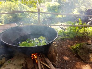 Mandi Air Panas di Tungku Raksasa, Serasa Dimasak!